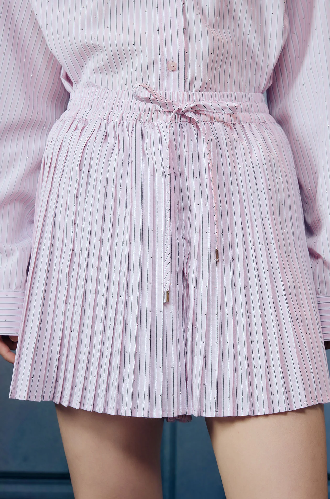 Rhinestone Drawstring Pleated Shorts - Image 7