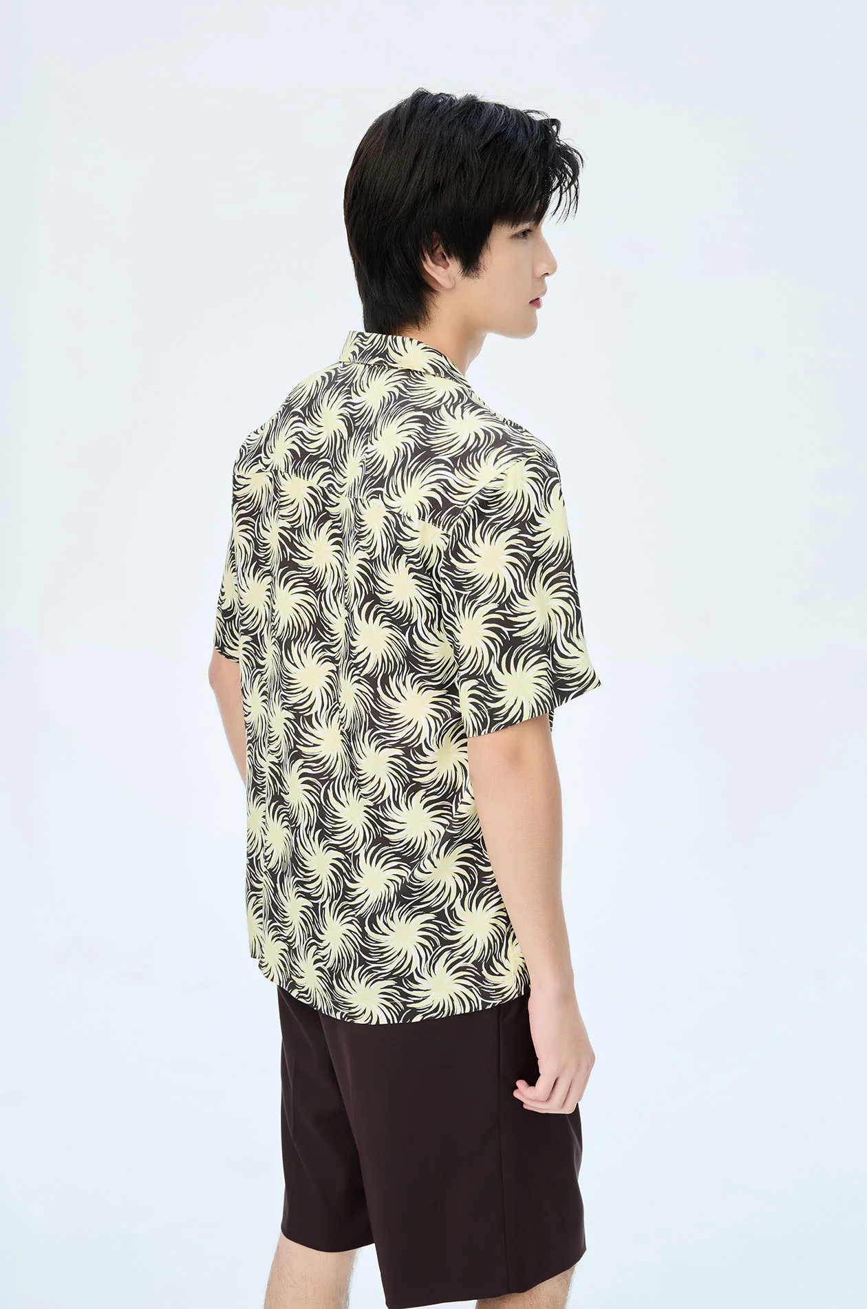 Abstract Sun Motif Resort Shirt - Image 4