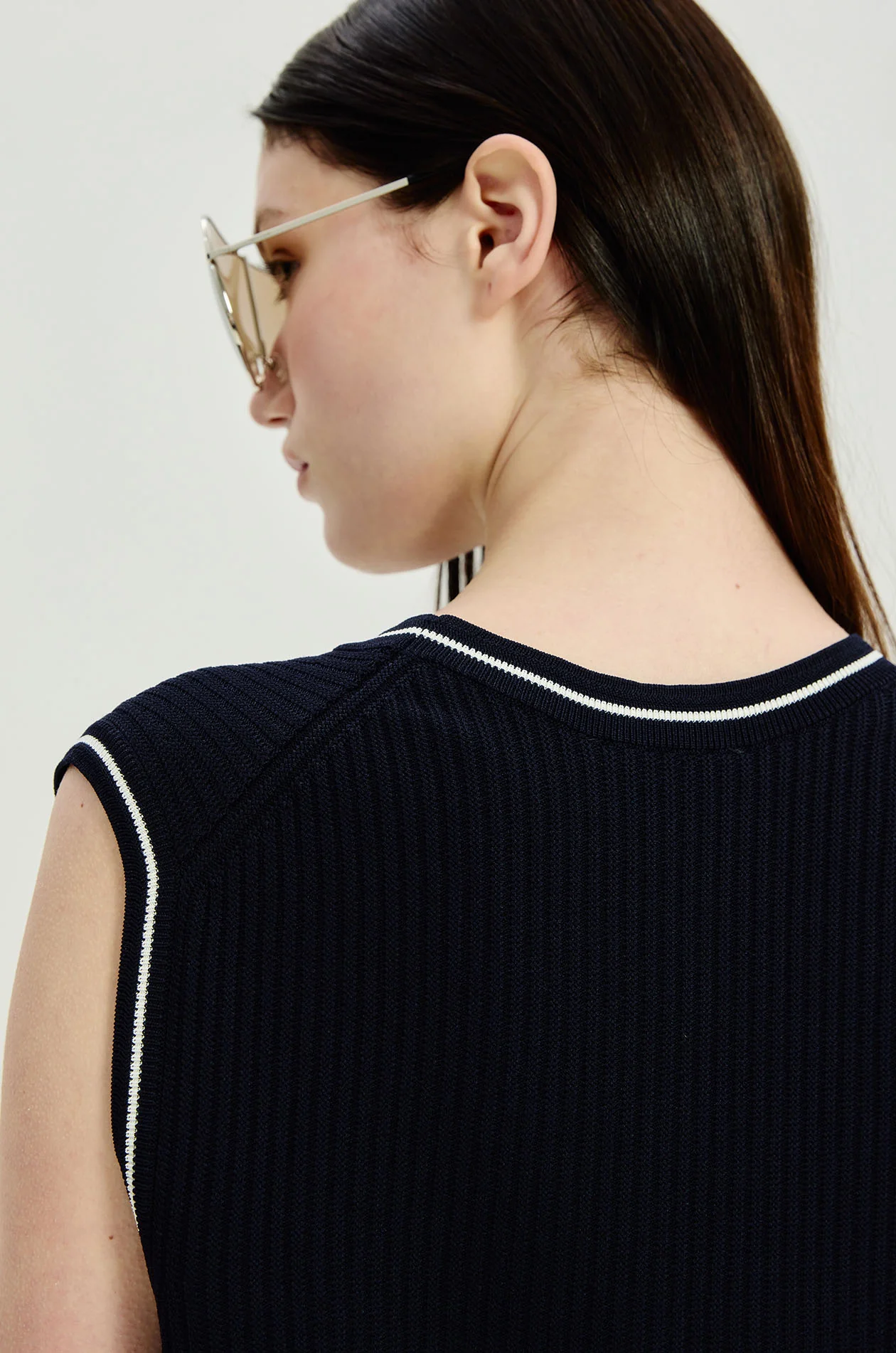 Contrast‑Trim Ribbed Vest - Image 4