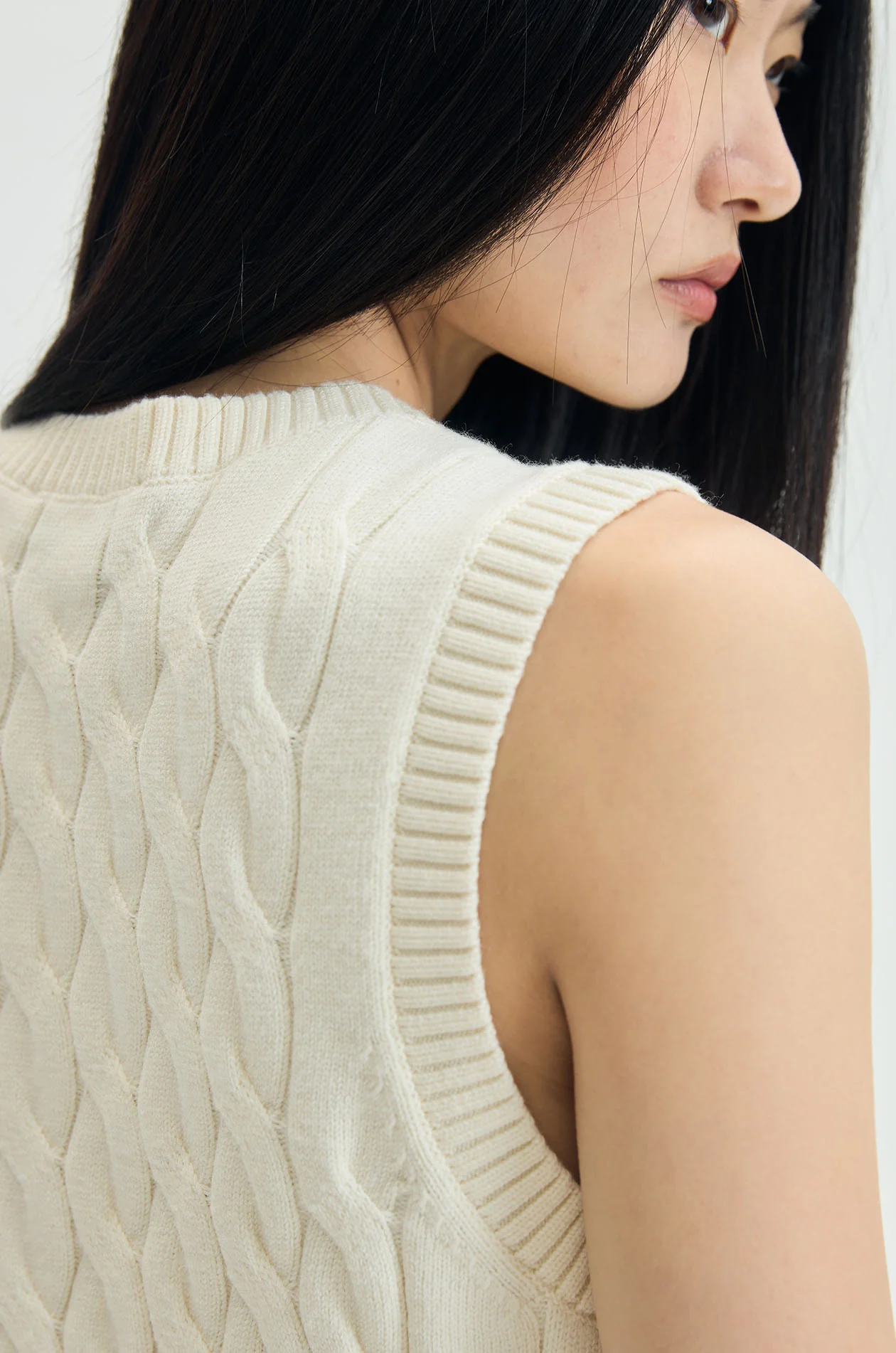Cable‑Knit Cropped Sweater Vest - Image 4