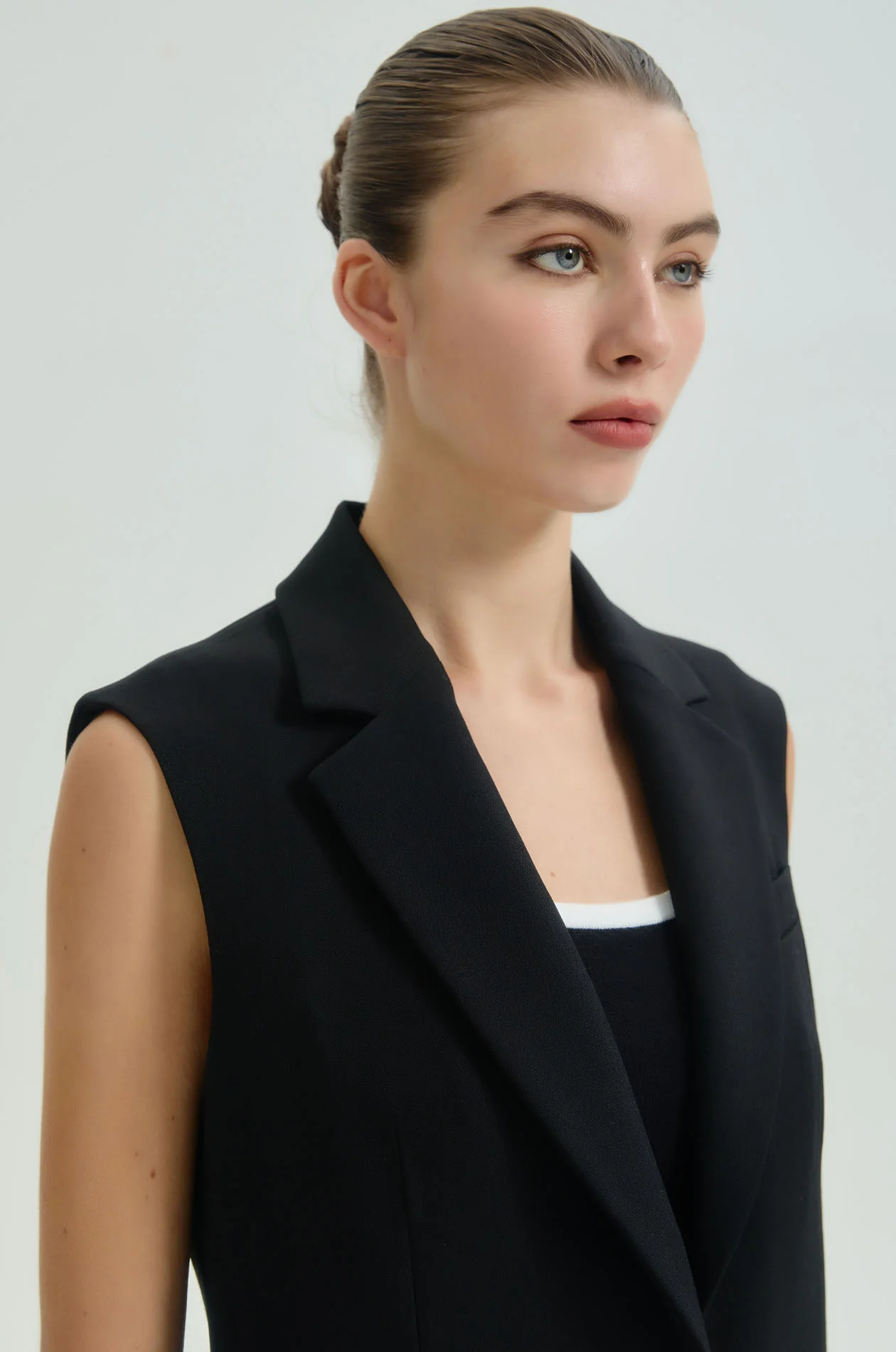 Single-Breasted Sleeveless Blazer - Image 3