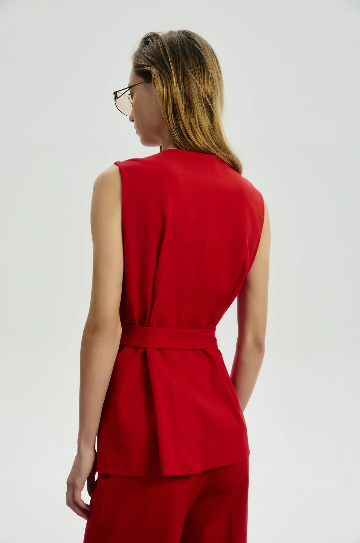 Tied Sleeveless Blazer with Charm - Image 4