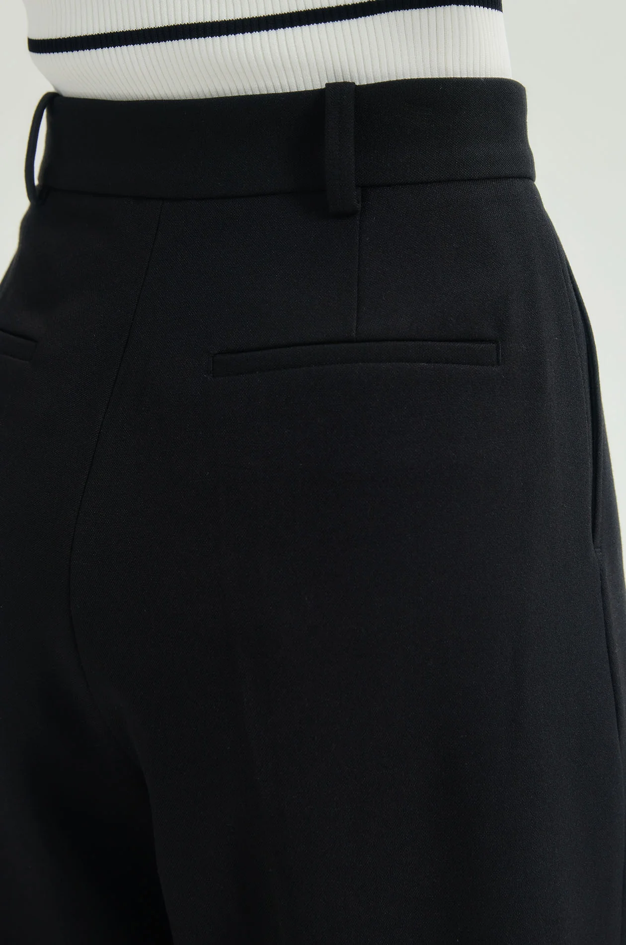 Pleated Tailored Bermuda Shorts - Image 4