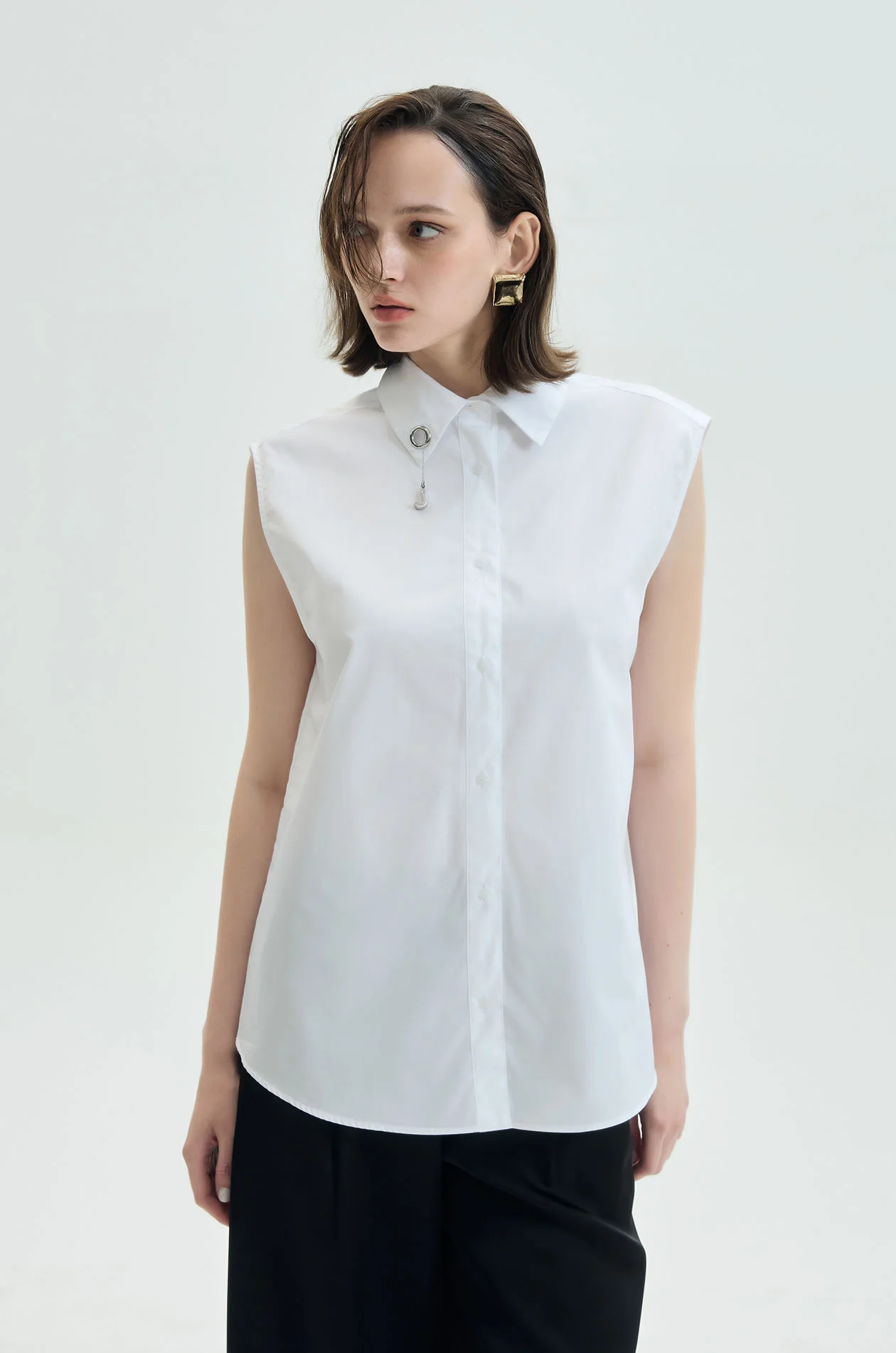 Sleeveless Shirt with Charm - Image 15
