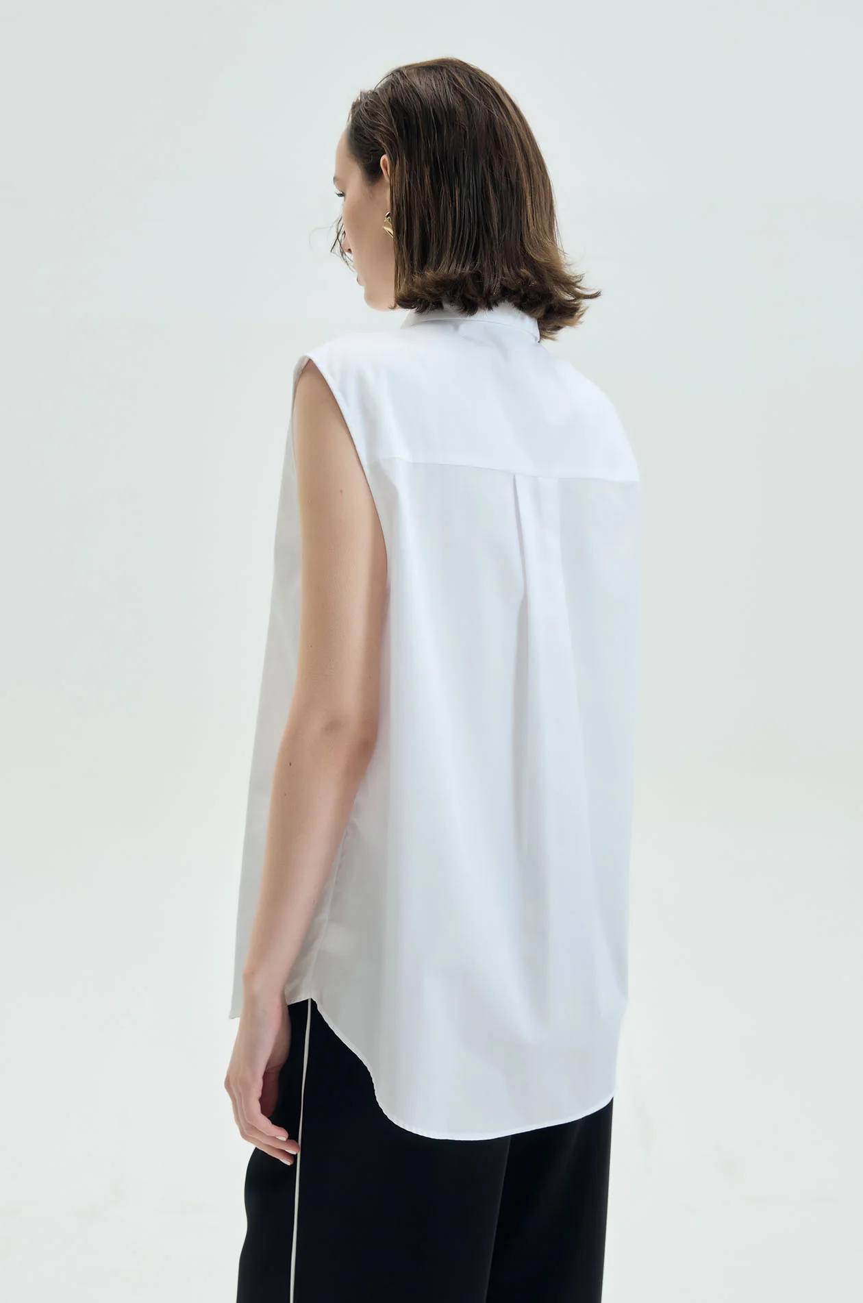 Sleeveless Shirt with Charm - Image 17