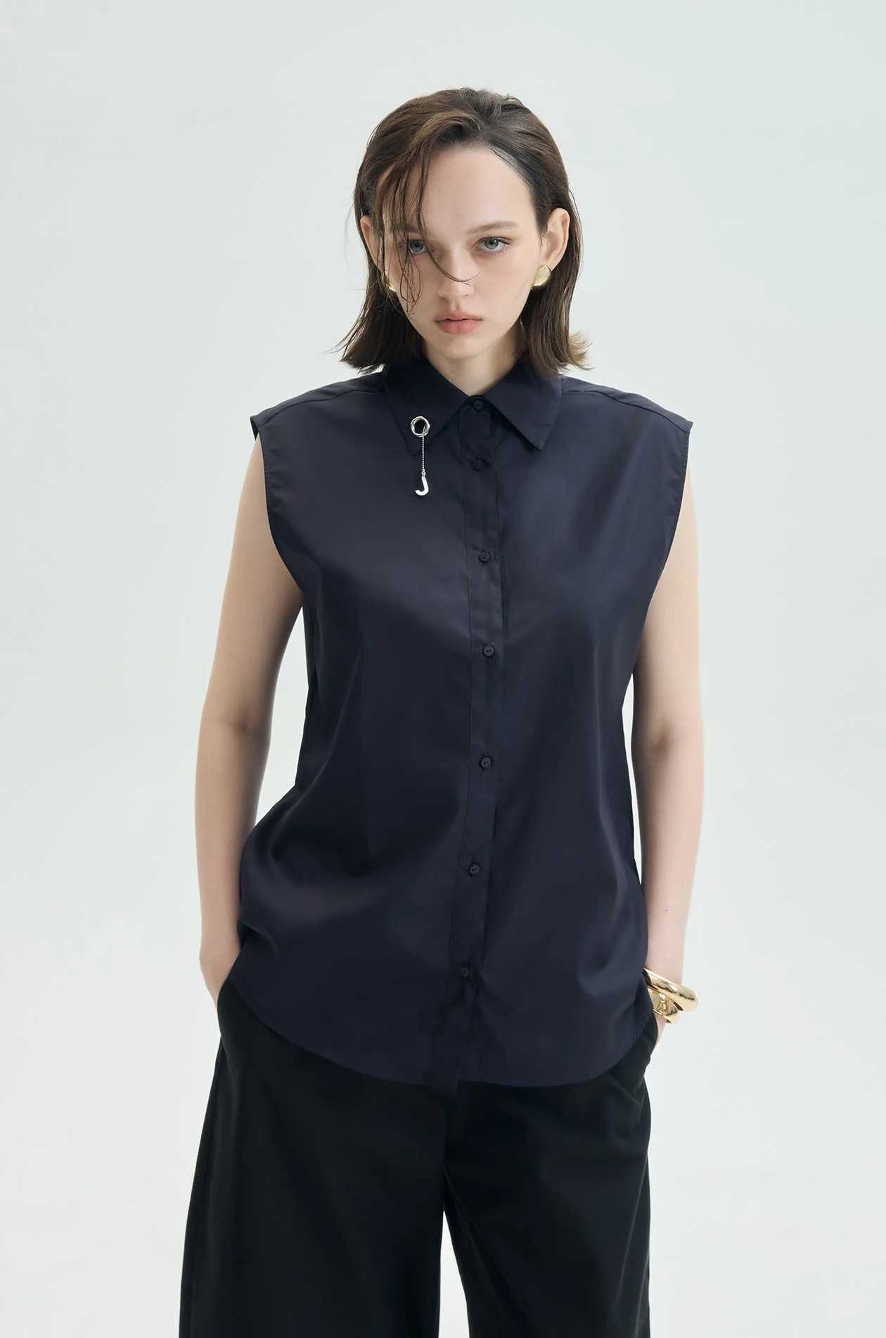 Sleeveless Shirt with Charm - Image 7
