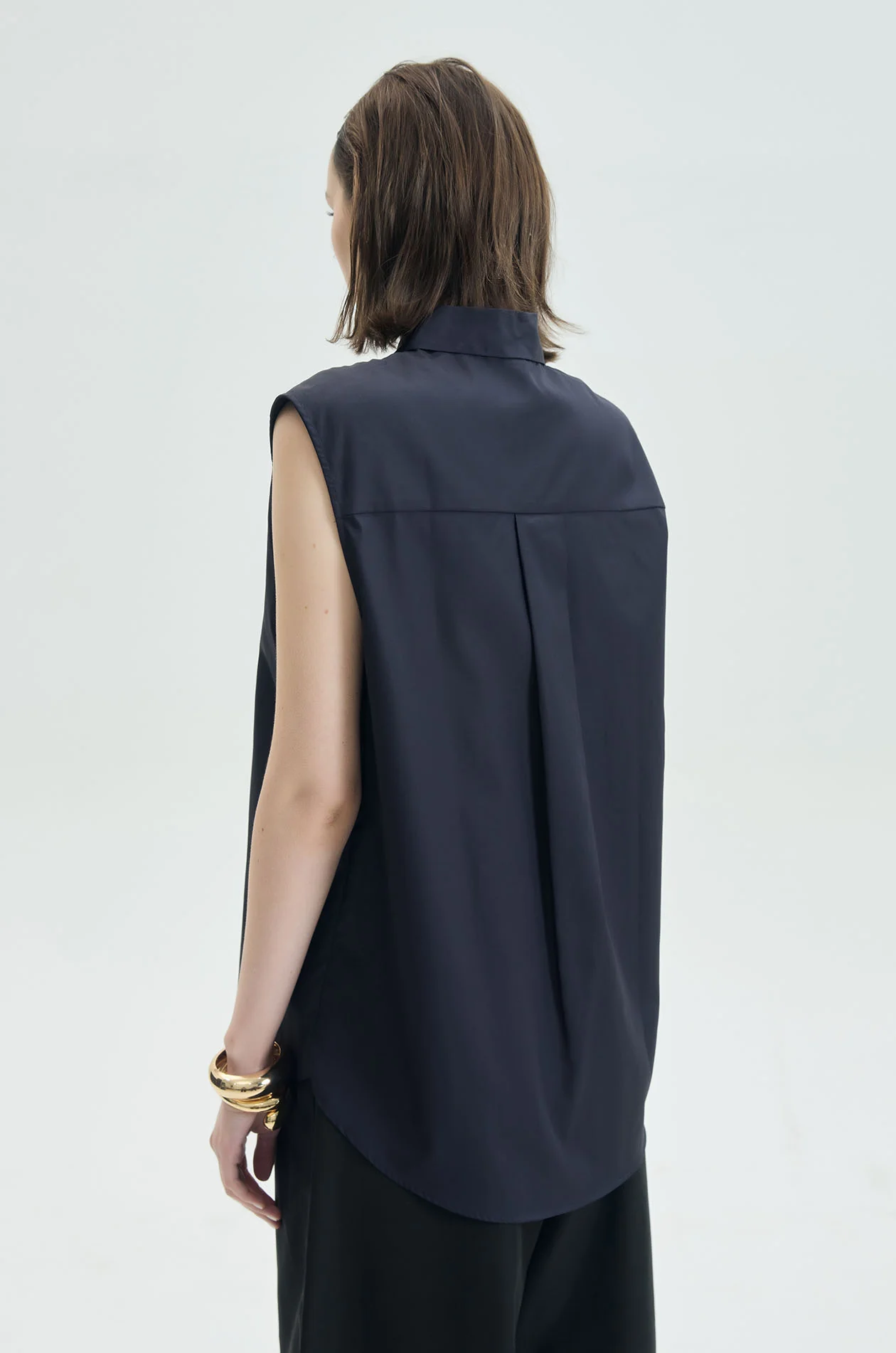 Sleeveless Shirt with Charm - Image 9