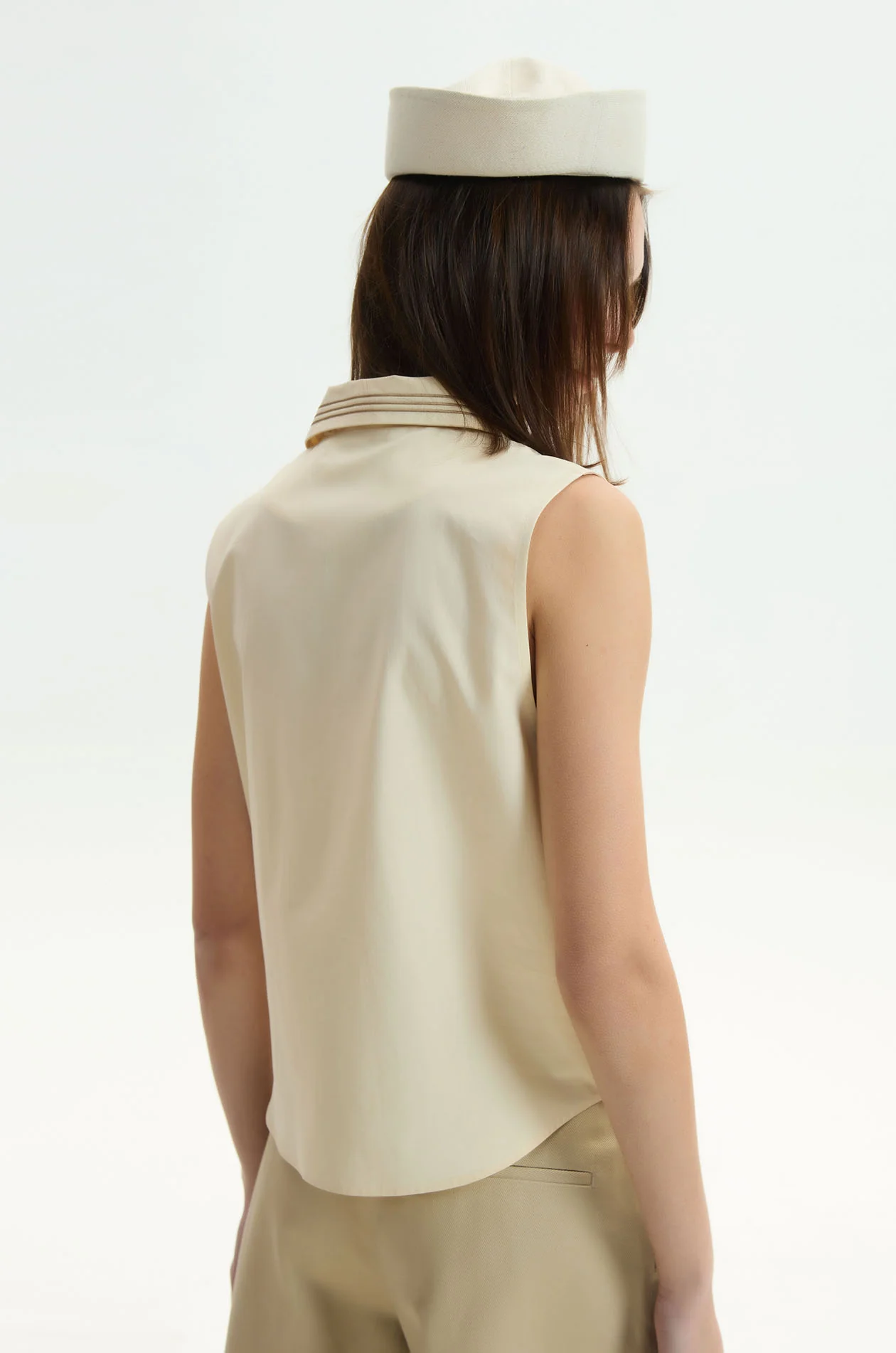 Contrast-Collar Sleeveless Shirt - Image 4