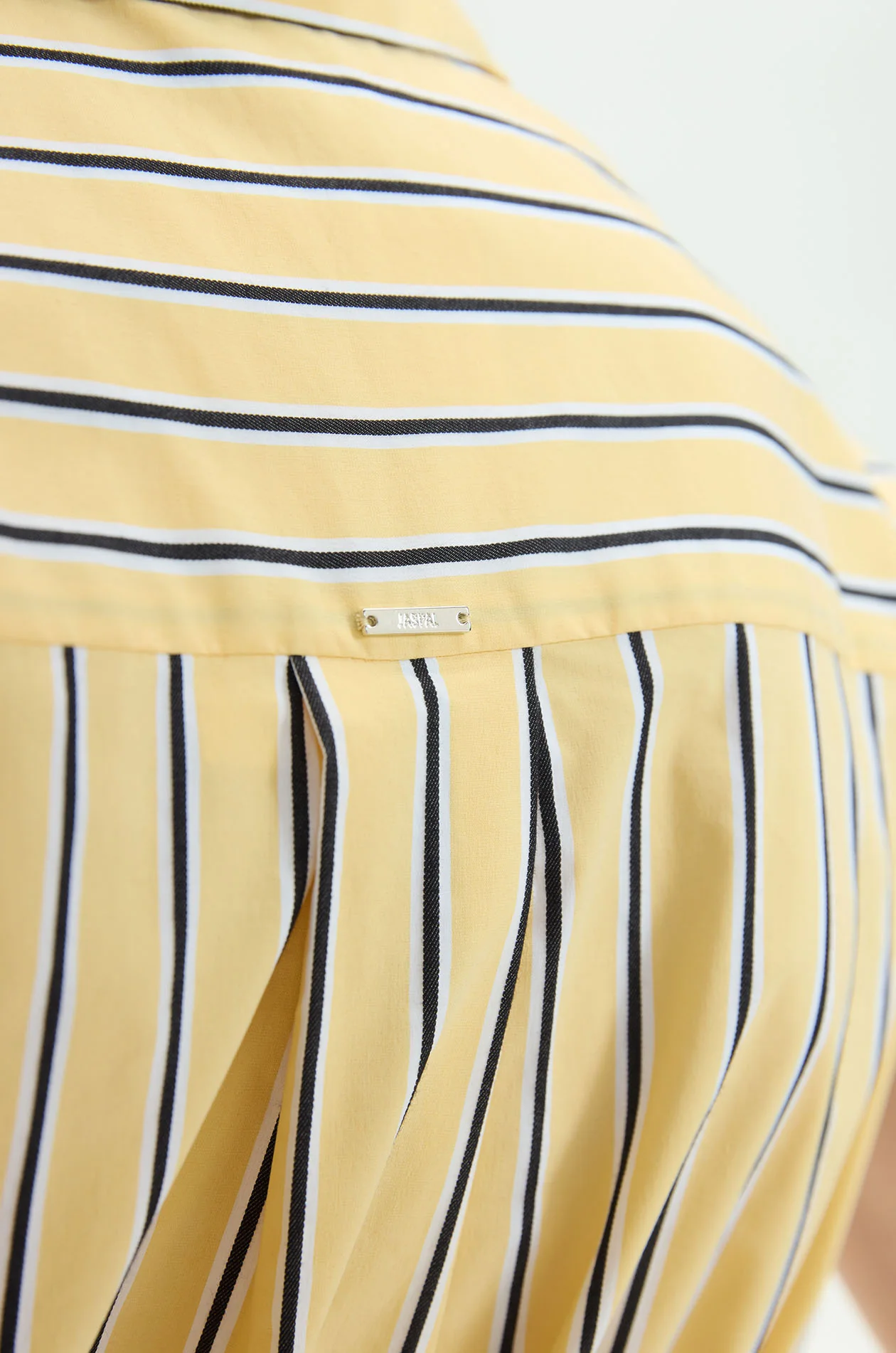Waist-Tied Sleeveless Shirt - Image 10