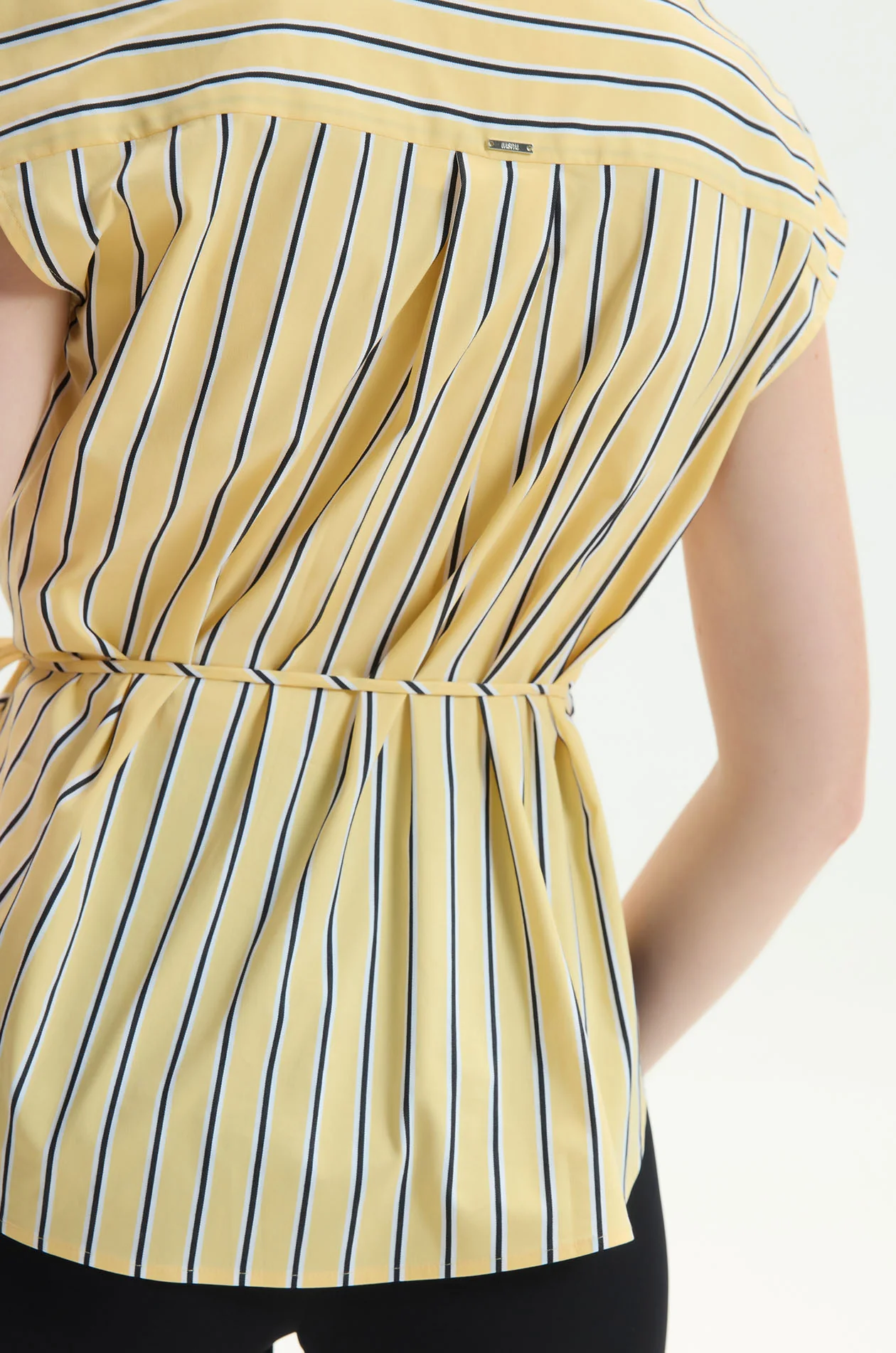 Waist-Tied Sleeveless Shirt - Image 11
