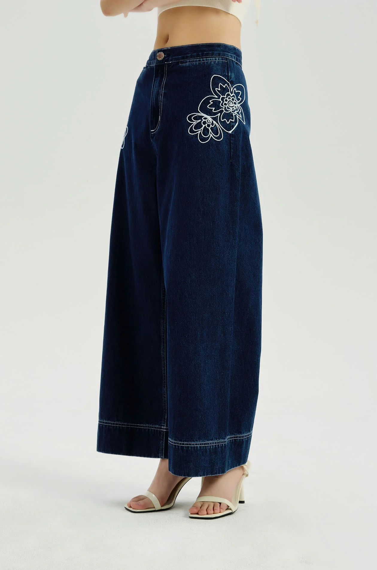 Floral Embroidered Cropped Jeans - Image 3