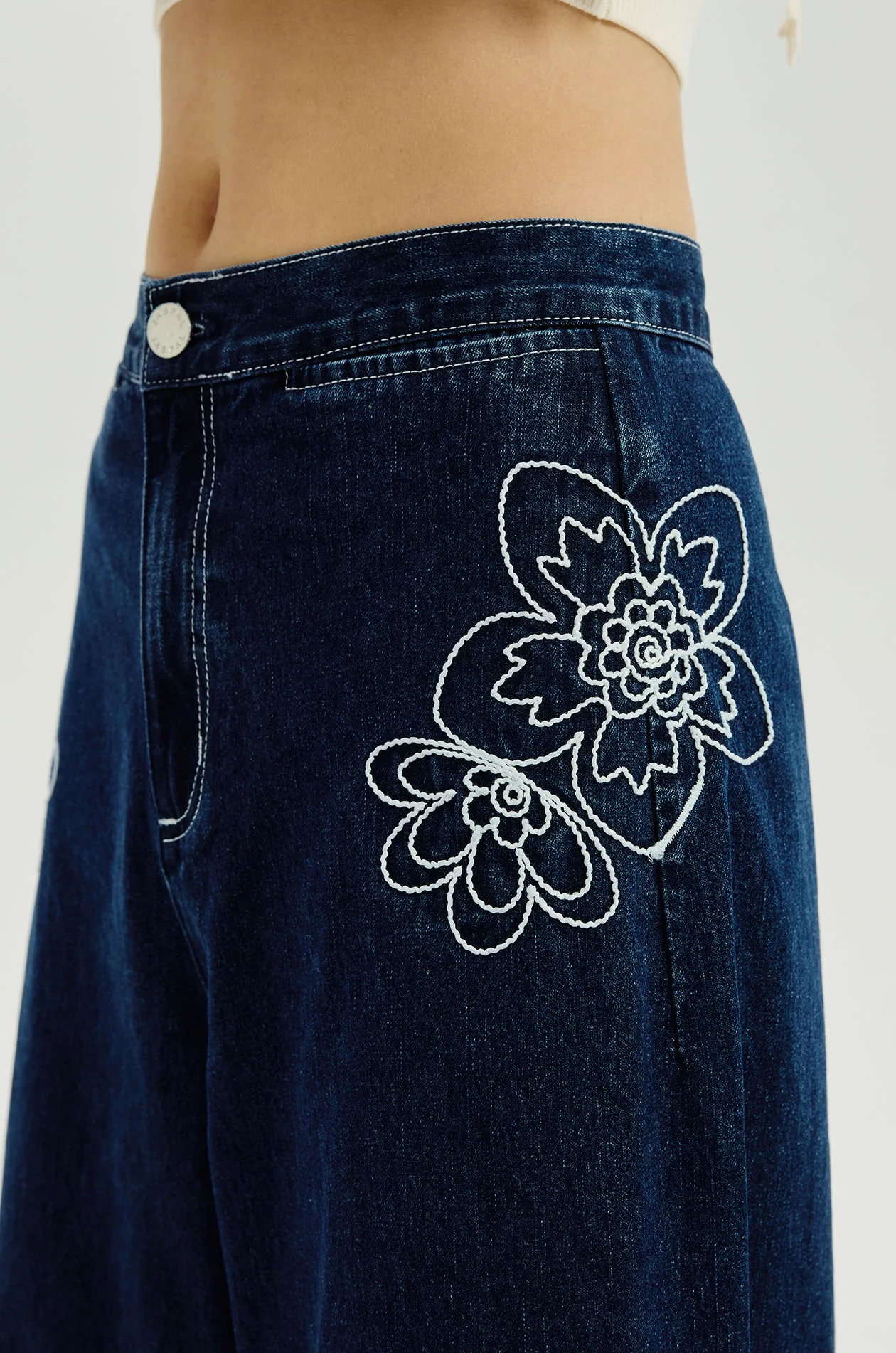 Floral Embroidered Cropped Jeans - Image 4