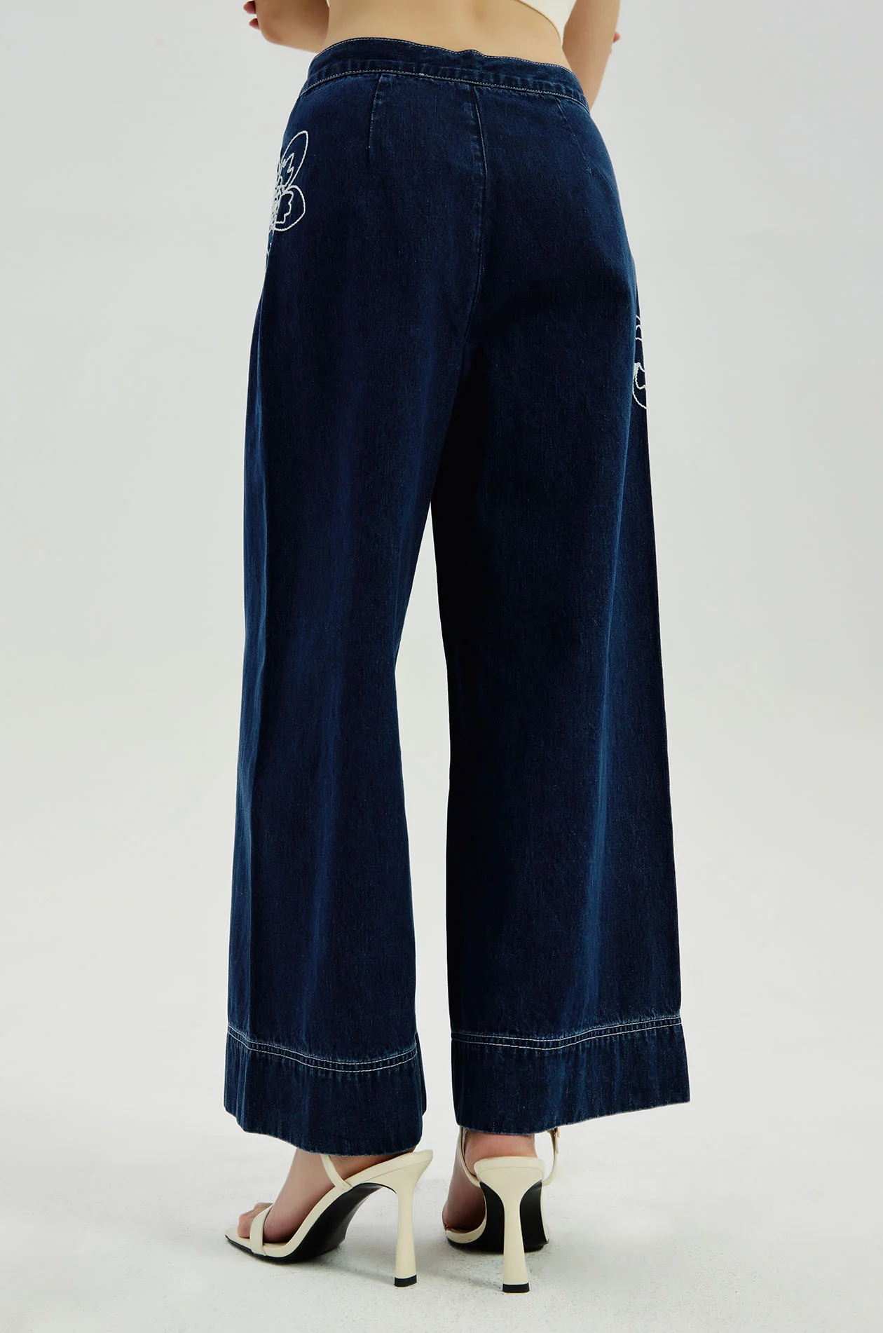 Floral Embroidered Cropped Jeans - Image 6